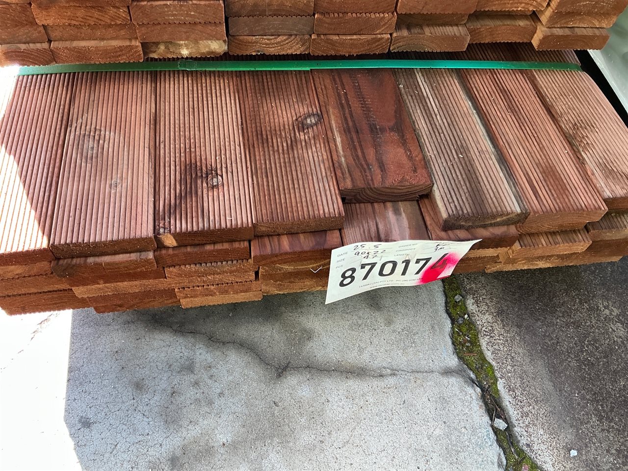 90 x 22, Tinted Pine, Merch Decking, 47 pcs @ 3.0 M, 141 Lin Metres Total Pk 870174