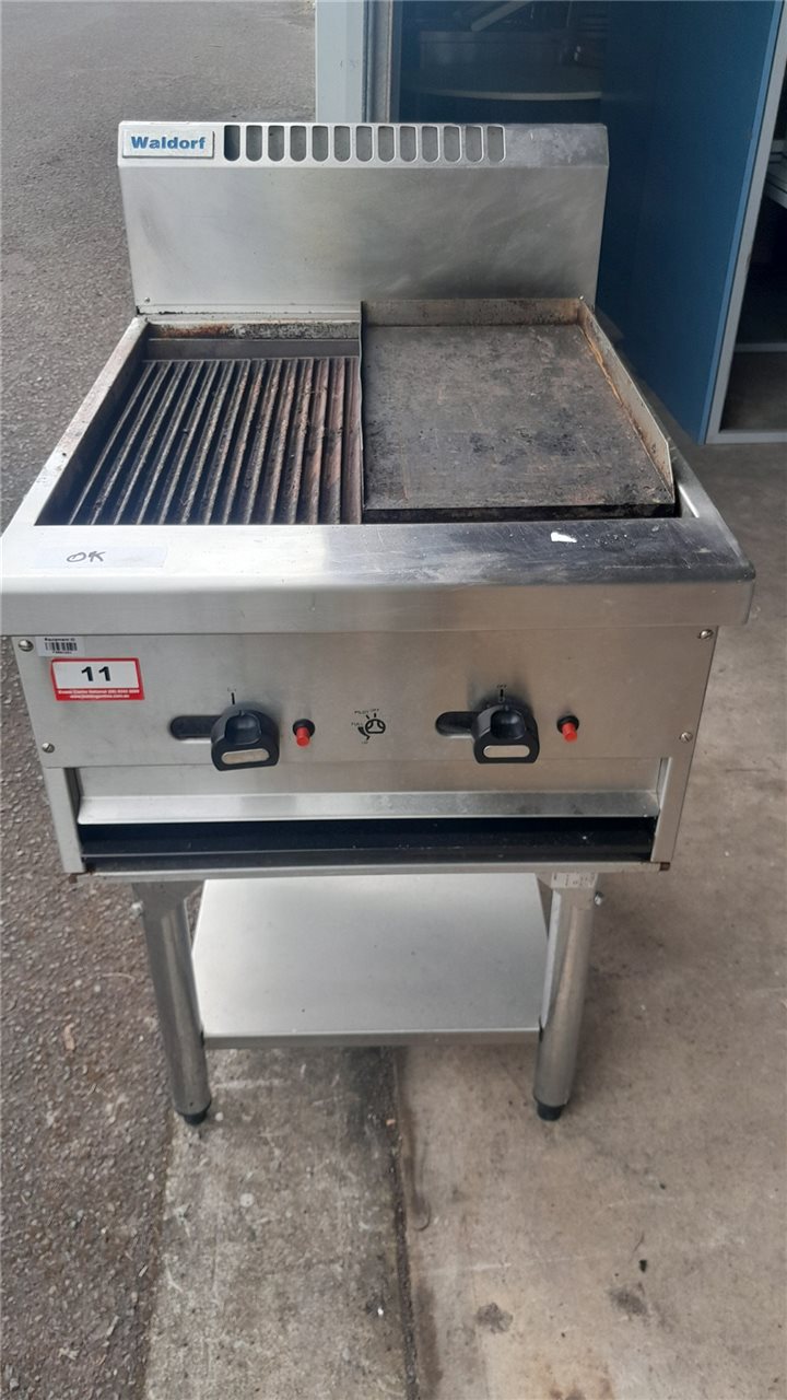 Gas BBQ Grill 2 Plate - Waldorf BQN 8603G ( Collect From Port Lincoln Campus)