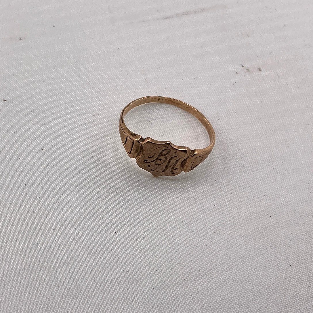 Gold Ring 9ct Yellow Gold Engraved Signet Style