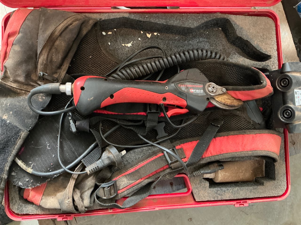Electric Pruner - Electrocoup F3010   ( Collect From Penfield Gardens )