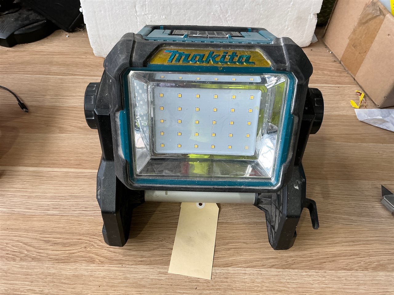 Makita Led  Cordless -18 V Work Light with 1 Batter