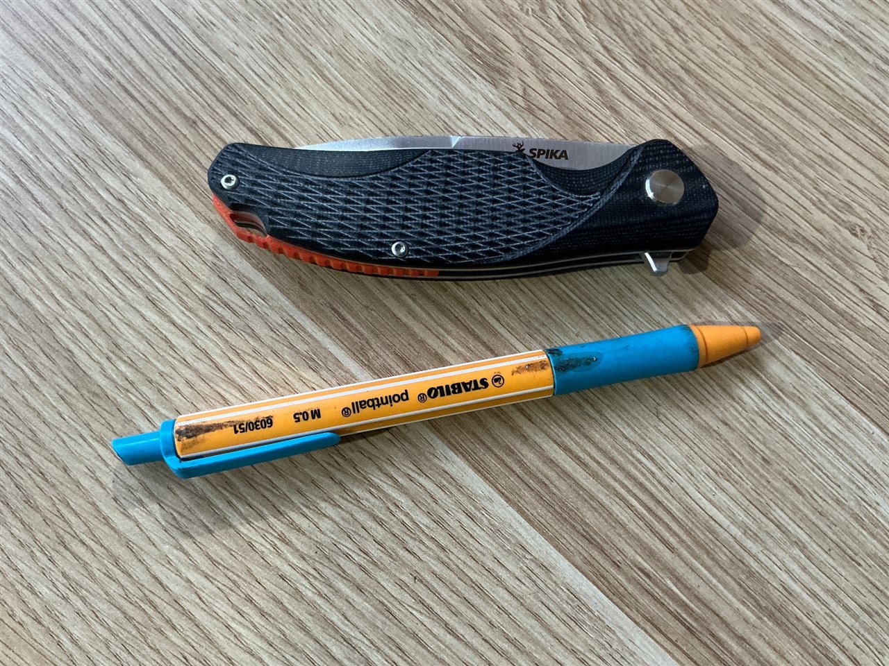 Spika; Knife