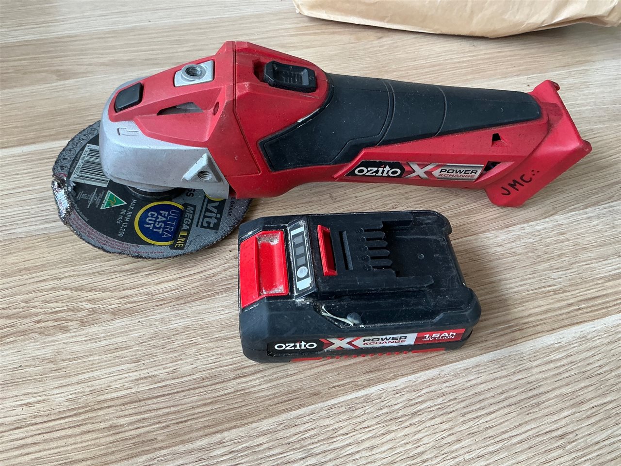 Ozito 18 V Cordless 115 mm Angle  Grinder with 1 Battery