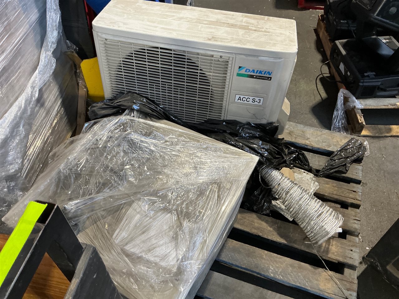Daikin Air Conditioner, External and Internal Unit Model RXS25L2V1B, Sold As Is