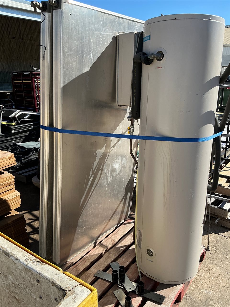 Rinnai Sunmaster Solar / Gas Hot Water Heater- with 2 Hot Water Collector Panels