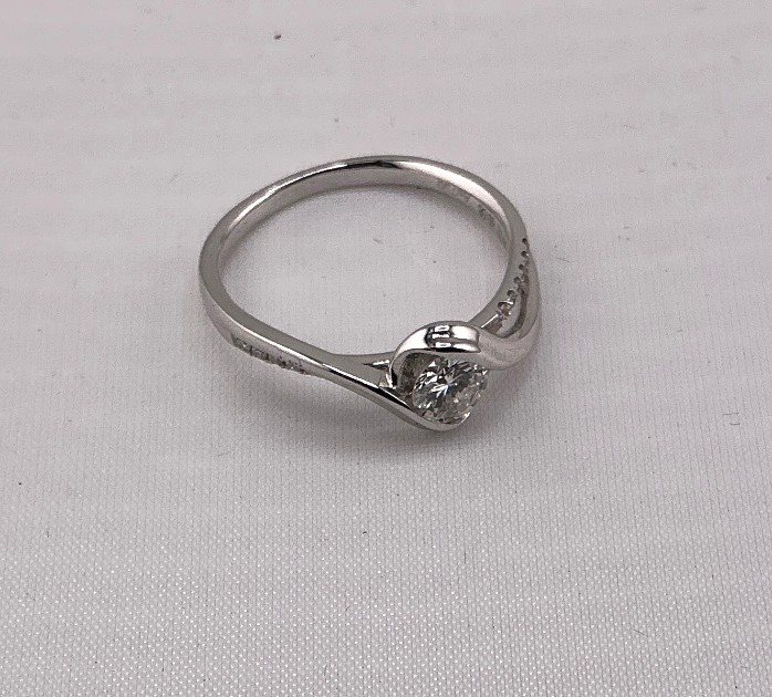 18ct White Gold Diamond Ring Thumbnail