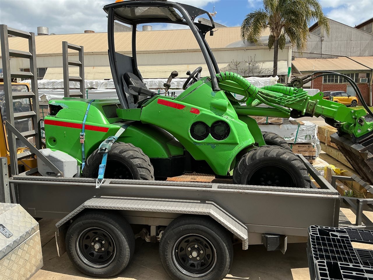Avant 750 Wheel Loader with Log / Root Grapple -Diesel 49 HP Motor -2483 Hours Showing - Comes with Basic Trailer 10 x 5 Tandem Plant Trailer -Year 2025 (04) -50 mm Tow Hitch - Brakes , GTM 2800 /GTM 2632 -Mass 650 kg.-Trailer Registration Number S 743 TLS -Expiry - 8/04/2027