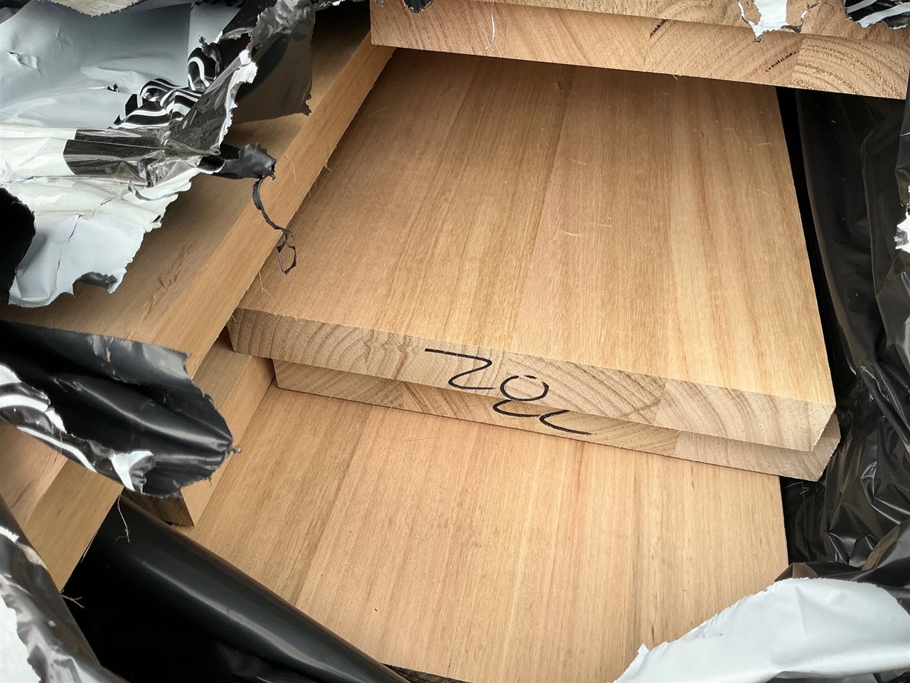 285 x 33, Plantation Shining Gum, Select Grade 4 Laminated, 35 pcs Mixed lengths, 88.1 Lin Metres Total Pk 790842-00