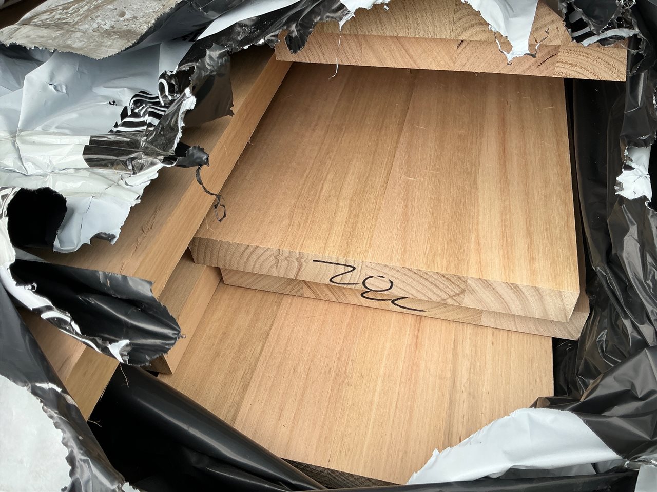 285 x 33, Plantation Shining Gum, Select Grade 4 Laminated, 34 pcs Mixed lengths, 79.3 Lin Metres Total Pk 790843-00