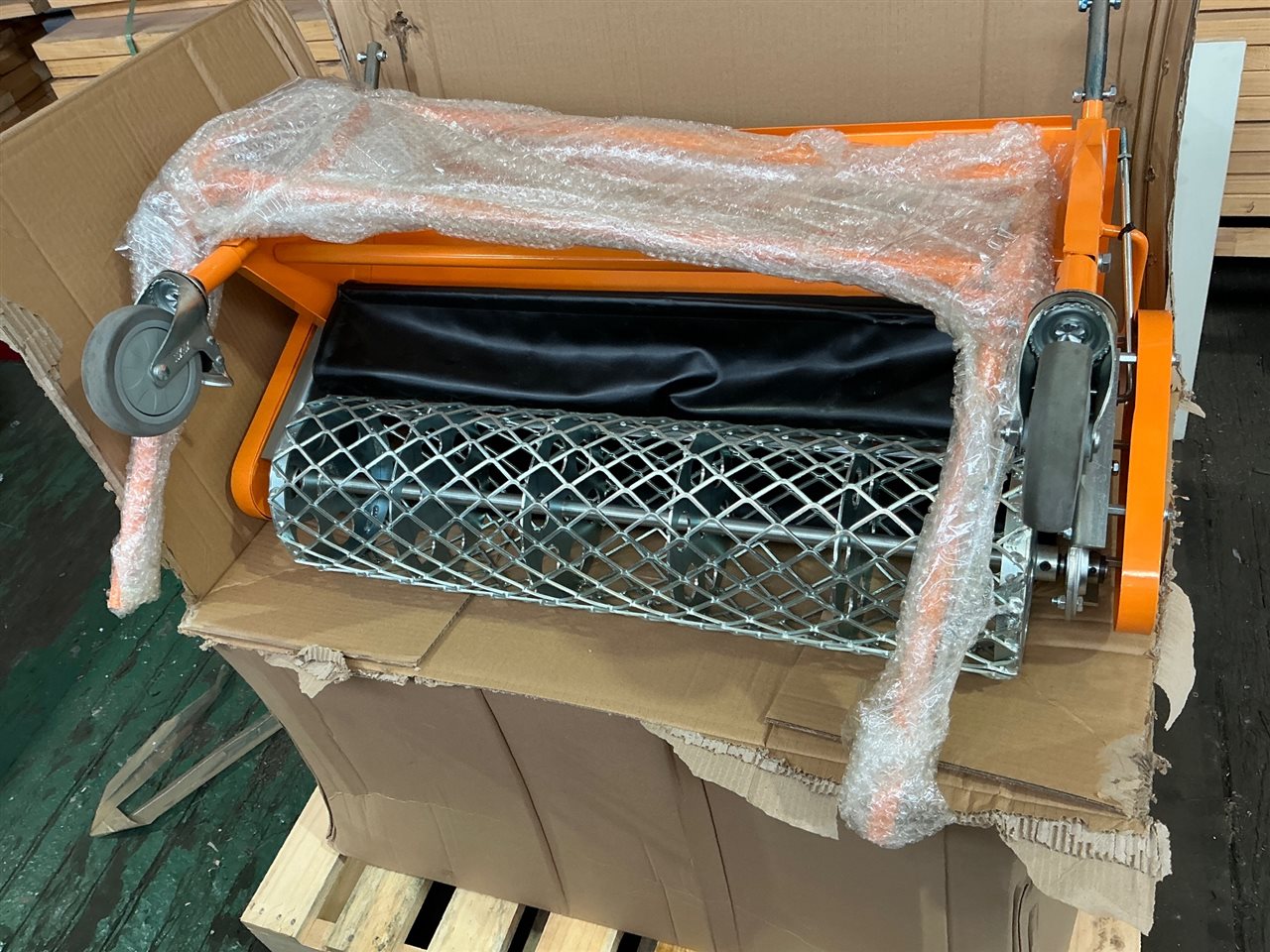 Material Spreader-750 mm -Flextool 40kg Hopper Dry Shake Topping Spreader