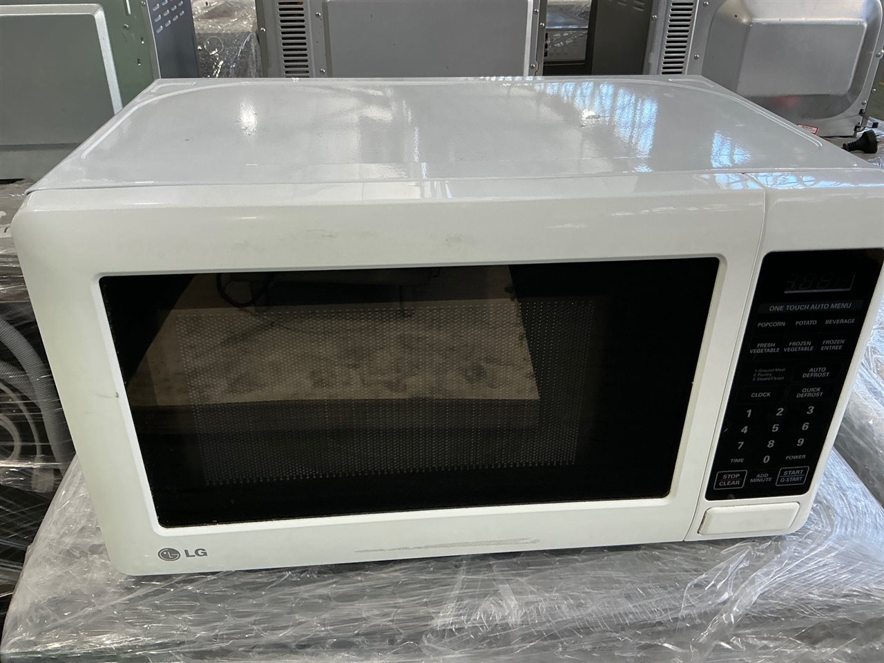 Microwave Oven, LG, Model MS1949G, 240v, 700w