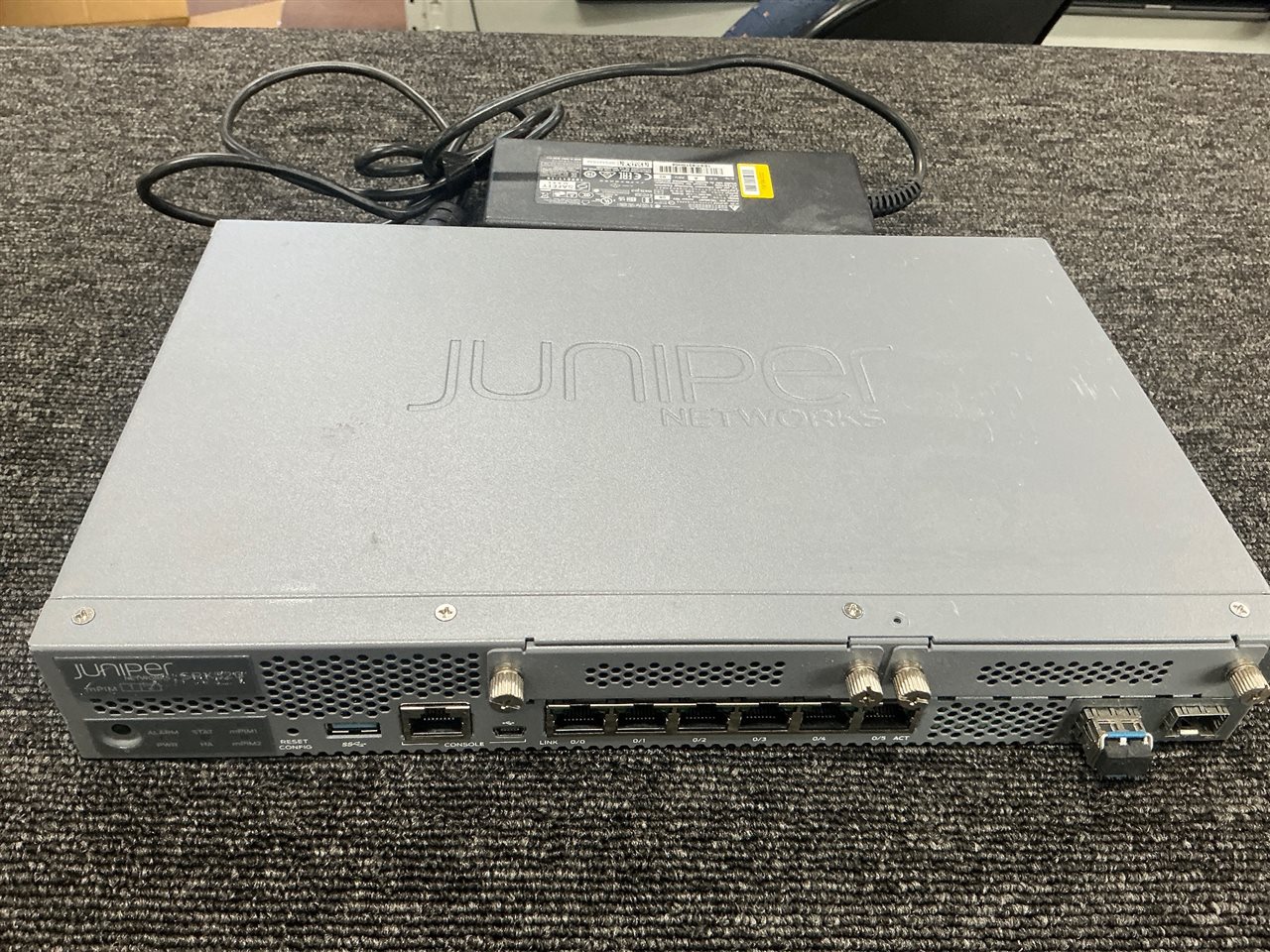 Juniper SRX320 Firewall Services Gateway with Power Adapter
