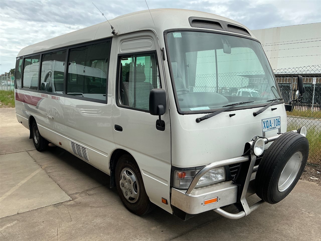 Toyota Coaster Bus - Series 50 - Year 2004 (05) 4 Cylinder 4.1 Litre Diesel Engine  -6 Speed Manual - 310,701 Kilometres Showing ,21 Seater Including Driver -Bull Bar , Spotlights , Air Conditioned - Side Auto Matic Door ,Gme 2 Way Radio , Sold Unregistered -No Plates - Previous Registration Number x Q A-106 - GVM 4990 / Gcm 6990