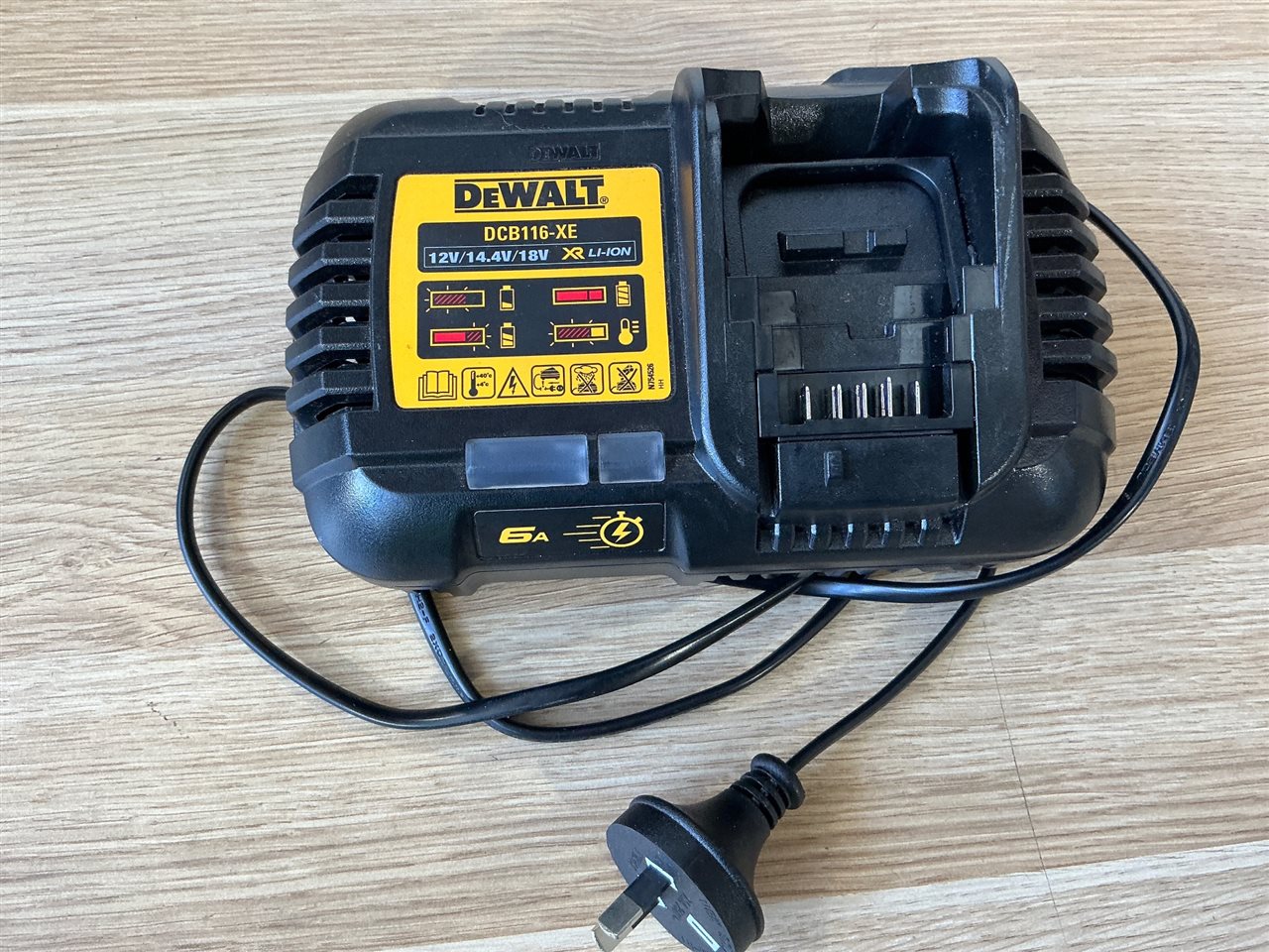 Dewalt DCB-116-Battery Charger