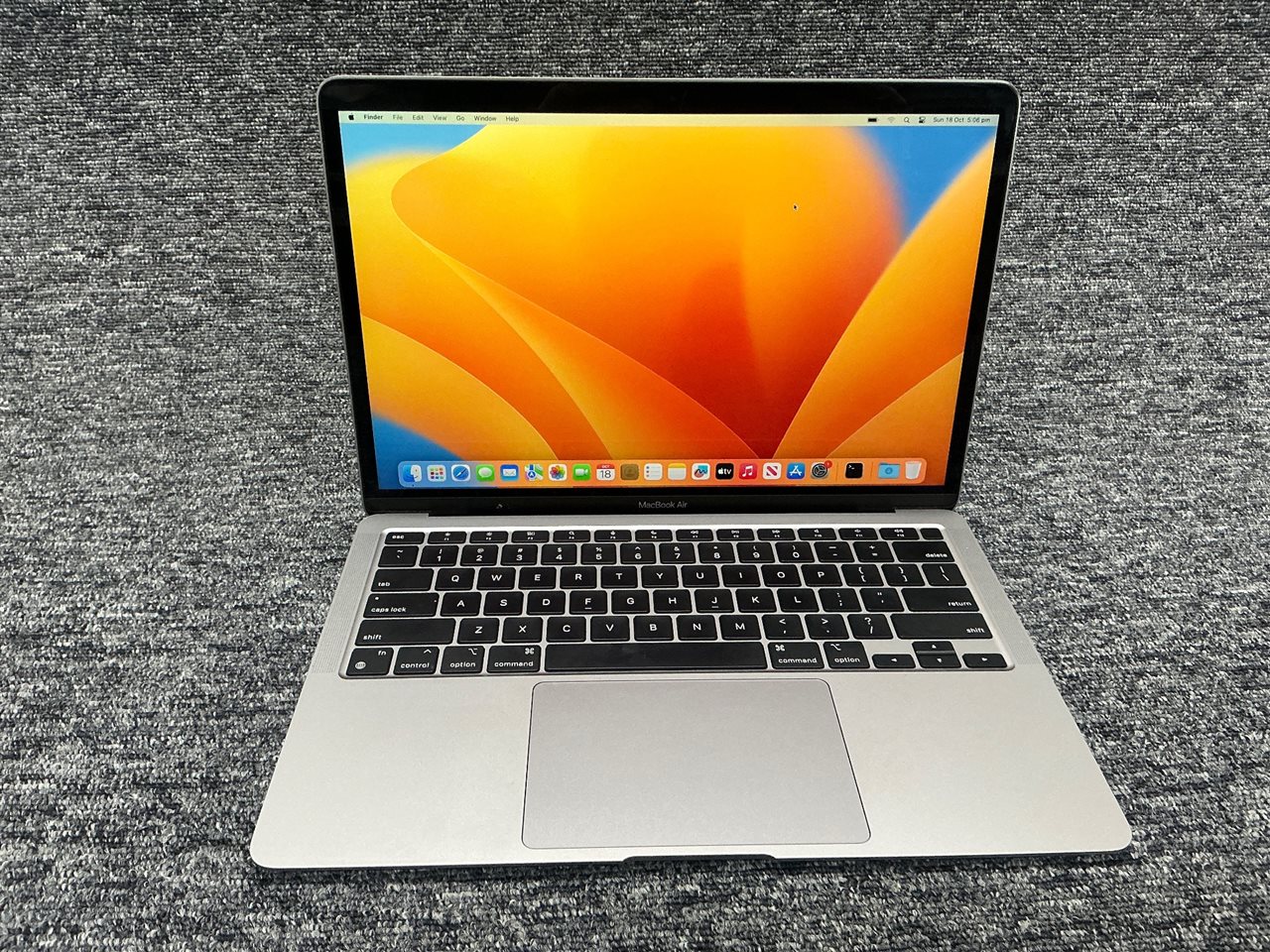 Apple MacBook Air 13.3" M1 2020 - Apple M1 8-Core CPU, 8 GB RAM, 256GB SSD with Adapter