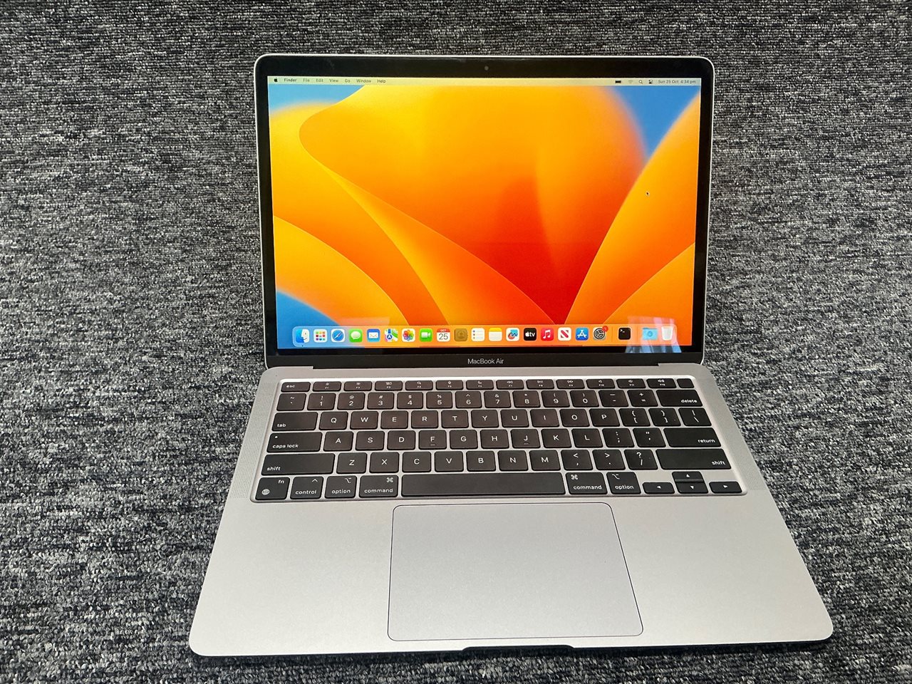 Apple MacBook Air 13.3" M1 2020 - Apple M1 8-Core CPU, 8 GB RAM, 256GB SSD with Adapter