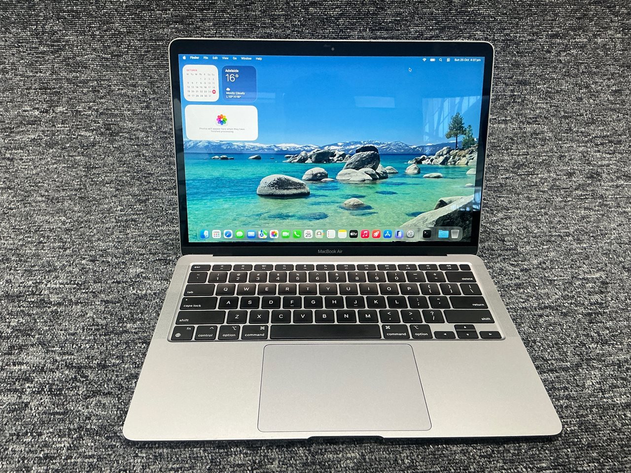 Apple MacBook Air 13.3" M1 2020 - Apple M1 8-Core CPU, 8 GB RAM, 256GB SSD with Adapter