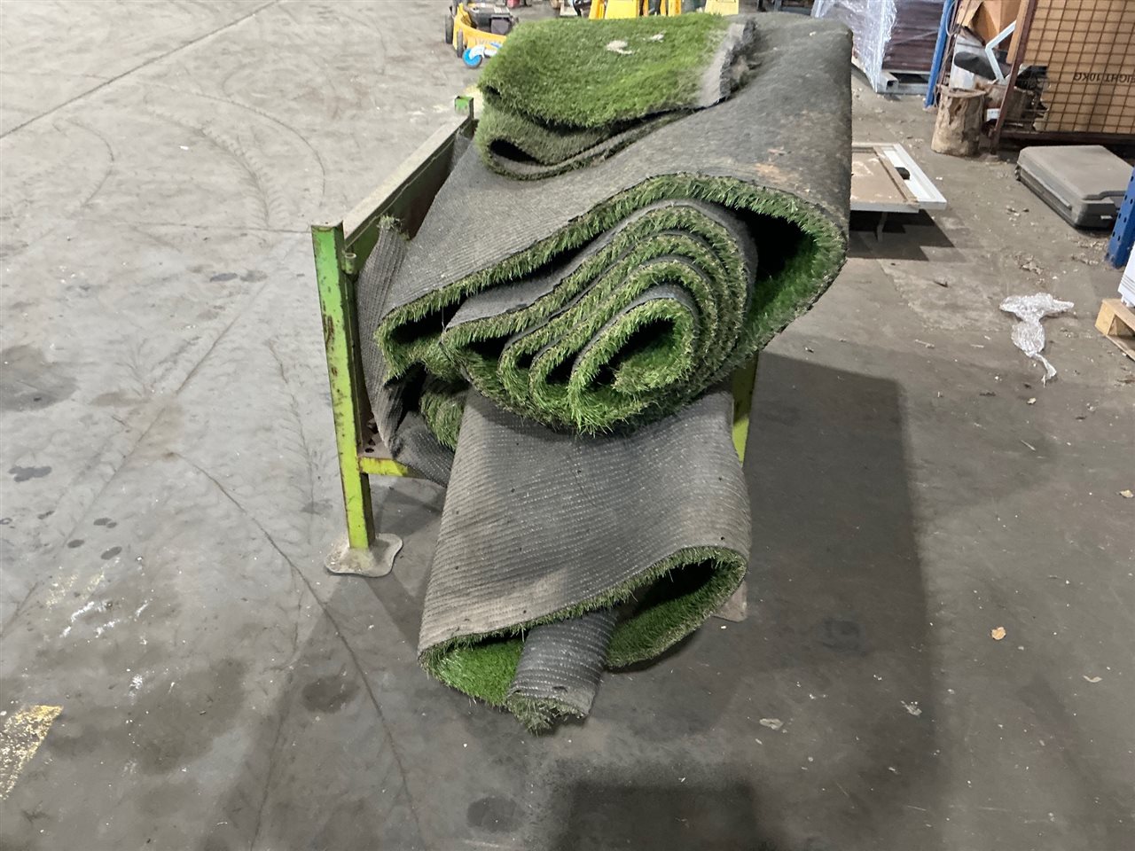 Quantity of Artificial Lawn - Stillage Included