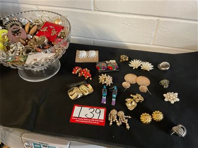 Wonderful Treasure Chest Of Earrings Clip On And Pierced, Vintage To Modern Thumbnail