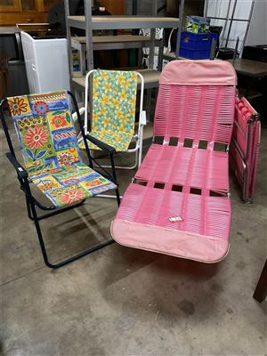2 Pink Lazy Boy Lounges And 2 Easy Fold Outdoor Chairs Thumbnail