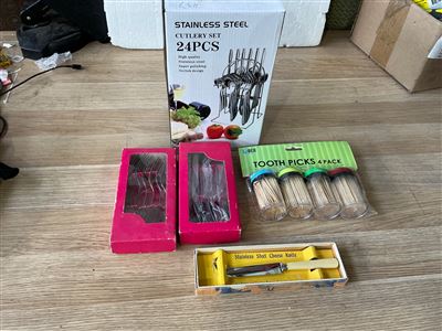 Cutlery Set 24 Piece, Cheese Knife, and Cake Forks Thumbnail