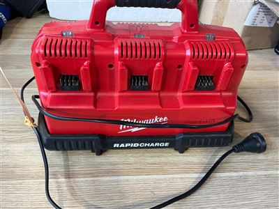 Milwaukee Rapid Charge Station - 18 V and 12 V Thumbnail