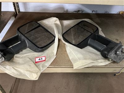 Pair of 2010 Land Cruiser Towing Mirrors, Light Crack in Lower Mirror, Doesn't Affect Use (Located at Wingfield) Thumbnail