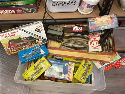 Train Enthusiasts Delight, A Container Of Tracks, Trains, Towns Etc, Worth A Look! Thumbnail